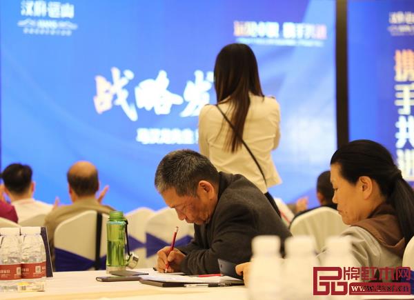 經(jīng)銷商們聽得津津有味，并認(rèn)真做下筆記