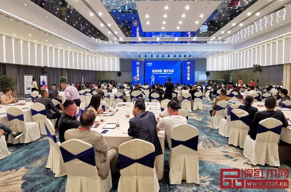 漢府家具2019全國經(jīng)銷商戰(zhàn)略峰會(huì)暨新品發(fā)布會(huì)在東陽開啟，來自全國各地的經(jīng)銷商匯聚一堂