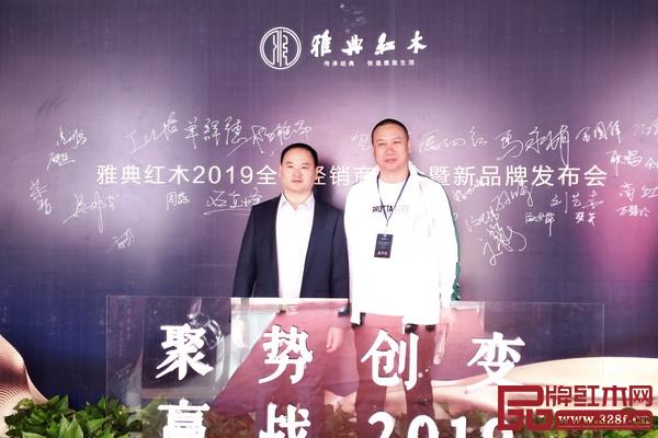  全聯(lián)藝術(shù)紅木家具專(zhuān)業(yè)委員會(huì)主席團(tuán)主席石立峰（右）出席活動(dòng)并與雅典紅木董事長(zhǎng)包海深合影