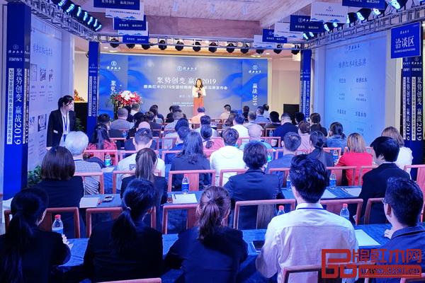    來(lái)自全國(guó)各地的經(jīng)銷(xiāo)商出席雅典紅木2019全國(guó)經(jīng)銷(xiāo)商大會(huì)暨新品牌發(fā)布會(huì)