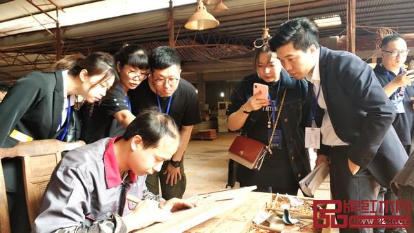一眾經(jīng)銷(xiāo)商參觀雅典紅木工廠，近距離體驗(yàn)企業(yè)的生產(chǎn)品質(zhì)