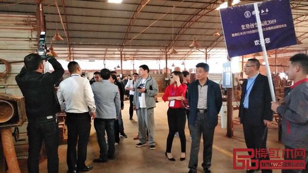 一眾經(jīng)銷(xiāo)商參觀雅典紅木工廠，近距離體驗(yàn)企業(yè)的生產(chǎn)品質(zhì)