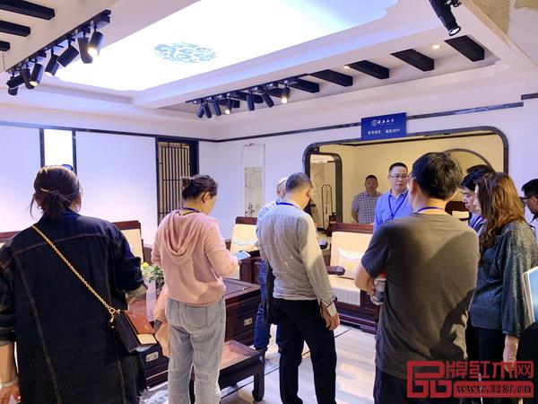 經(jīng)銷(xiāo)商們?cè)诠ぷ魅藛T陪同下參觀雅典紅木展廳，挑選心儀產(chǎn)品