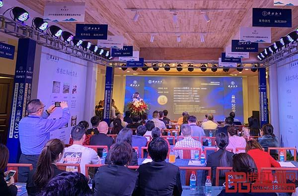 雅典紅木執(zhí)行董事馬永娟現(xiàn)場(chǎng)發(fā)布優(yōu)惠訂貨政策，引起經(jīng)銷(xiāo)商們關(guān)注