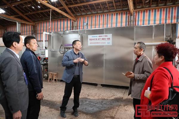 恒達(dá)木業(yè)董事長(zhǎng)陳國(guó)良(中)帶領(lǐng)嘉賓參觀工廠 恒達(dá)木業(yè)董事長(zhǎng)陳國(guó)良(中)帶領(lǐng)嘉賓參觀工廠