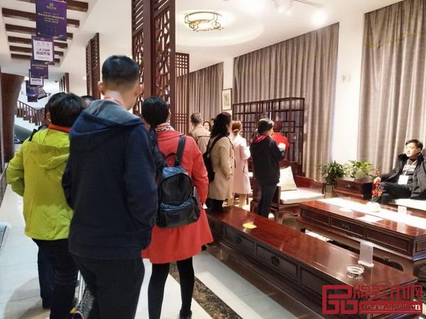 嘉賓們走進(jìn)展廳實(shí)地感受恒達(dá)木業(yè)產(chǎn)品的魅力 嘉賓們走進(jìn)展廳實(shí)地感受恒達(dá)木業(yè)產(chǎn)品的魅力