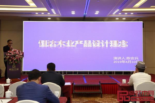 恒達(dá)木業(yè)設(shè)計(jì)總監(jiān)陳安兵在新品發(fā)布會(huì)現(xiàn)場(chǎng)向嘉賓詳細(xì)闡述恒達(dá)木業(yè)全新產(chǎn)品的設(shè)計(jì)理念 恒達(dá)木業(yè)設(shè)計(jì)總監(jiān)陳安兵在新品發(fā)布會(huì)現(xiàn)場(chǎng)向嘉賓詳細(xì)闡述恒達(dá)木業(yè)全新產(chǎn)品的設(shè)計(jì)理念