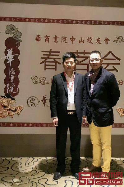 名典紅木董事長(zhǎng)朱永德（左）在華商書院中山校友會(huì)現(xiàn)場(chǎng)??
