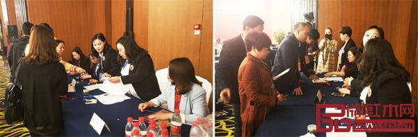 明清居優(yōu)惠訂貨環(huán)節(jié)上,經(jīng)銷商紛紛現(xiàn)場刷卡下單,場面火爆 明清居優(yōu)惠訂貨環(huán)節(jié)上,經(jīng)銷商紛紛現(xiàn)場刷卡下單,場面火爆