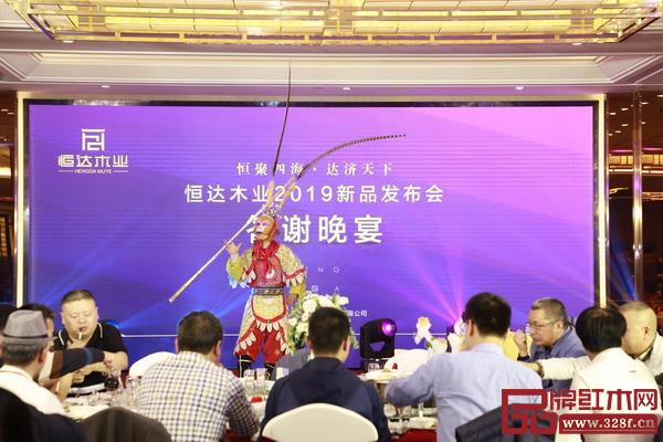 蝶舞鶯歌、齊天大圣等精彩演出掀起了恒達(dá)木業(yè)2019新品發(fā)布會(huì)答謝晚宴的一波波高潮 蝶舞鶯歌、齊天大圣等精彩演出掀起了恒達(dá)木業(yè)2019新品發(fā)布會(huì)答謝晚宴的一波波高潮
