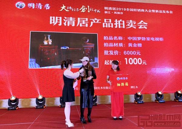 答謝晚宴上,明清居為經(jīng)銷商家人們準備了美酒佳肴和豐富精彩的節(jié)目,現(xiàn)場歡聲笑語、其樂融融 答謝晚宴上,明清居為經(jīng)銷商家人們準備了美酒佳肴和豐富精彩的節(jié)目,現(xiàn)場歡聲笑語、其樂融融