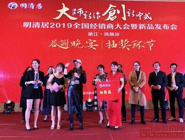 答謝晚宴上,明清居為經(jīng)銷商家人們準備了美酒佳肴和豐富精彩的節(jié)目,現(xiàn)場歡聲笑語、其樂融融 答謝晚宴上,明清居為經(jīng)銷商家人們準備了美酒佳肴和豐富精彩的節(jié)目,現(xiàn)場歡聲笑語、其樂融融