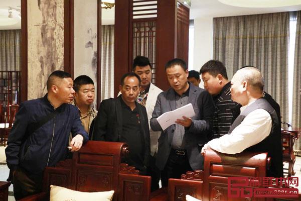 嘉賓們走進(jìn)展廳實(shí)地感受恒達(dá)木業(yè)產(chǎn)品的魅力 嘉賓們走進(jìn)展廳實(shí)地感受恒達(dá)木業(yè)產(chǎn)品的魅力