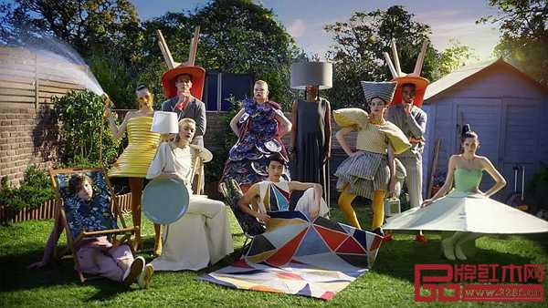 家具秀場，椅子、臺(tái)燈、抱枕融入服飾走秀（Argos"2019春季高定系列"）