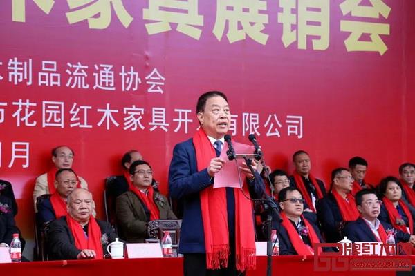 中國村社發(fā)展促進會副會長、浙江省中小企業(yè)協(xié)會會長、花園村黨委書記、花園集團董事長兼總裁邵欽祥在開幕式中致辭 中國村社發(fā)展促進會副會長、浙江省中小企業(yè)協(xié)會會長、花園村黨委書記、花園集團董事長兼總裁邵欽祥在開幕式中致辭