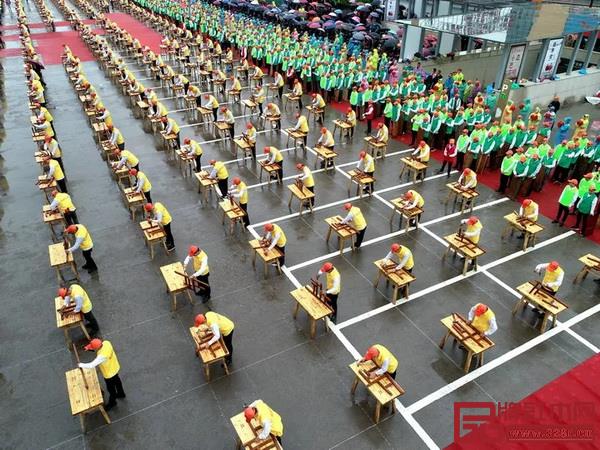 工匠方陣整齊劃一的表演讓人為之驚嘆 工匠方陣整齊劃一的表演讓人為之驚嘆