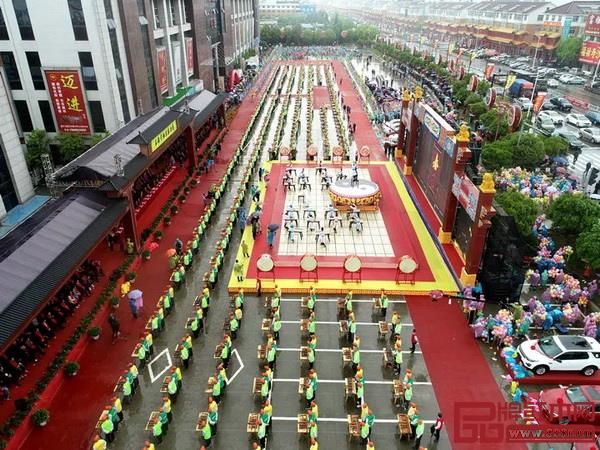 精彩十足的表演讓觀展者深深體會到紅木家具與傳統(tǒng)文化的魅力 精彩十足的表演讓觀展者深深體會到紅木家具與傳統(tǒng)文化的魅力