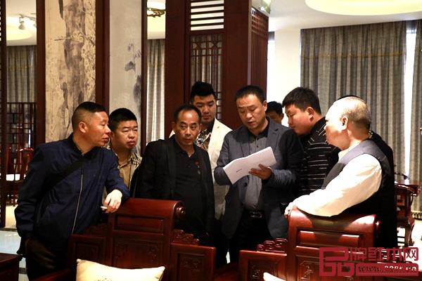 嘉賓們近距離感受恒達(dá)木業(yè)產(chǎn)品魅力 嘉賓們近距離感受恒達(dá)木業(yè)產(chǎn)品魅力