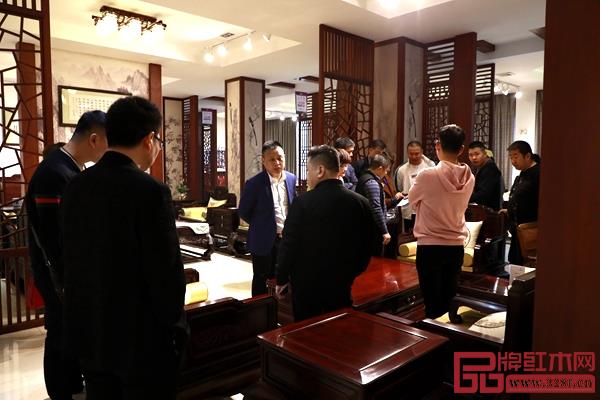 嘉賓們近距離感受恒達(dá)木業(yè)產(chǎn)品魅力 嘉賓們近距離感受恒達(dá)木業(yè)產(chǎn)品魅力