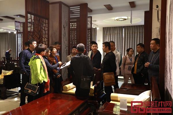 嘉賓們近距離感受恒達(dá)木業(yè)產(chǎn)品魅力 嘉賓們近距離感受恒達(dá)木業(yè)產(chǎn)品魅力