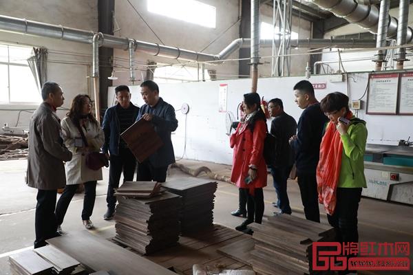 恒達(dá)木業(yè)董事長陳國良帶領(lǐng)經(jīng)銷商深入了解工廠,展品牌實力 恒達(dá)木業(yè)董事長陳國良帶領(lǐng)經(jīng)銷商深入了解工廠,展品牌實力