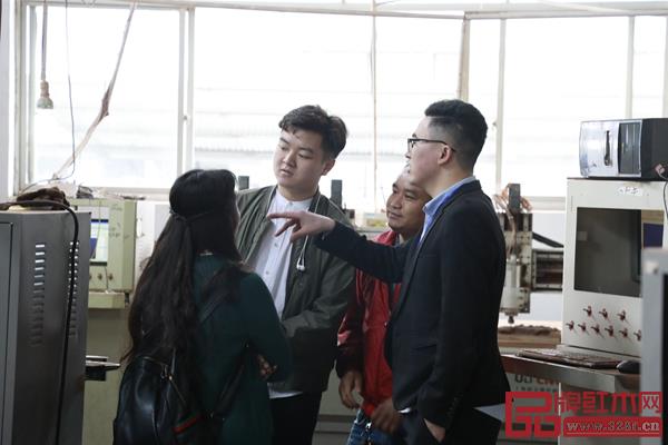 恒達(dá)木業(yè)董事長陳國良帶領(lǐng)經(jīng)銷商深入了解工廠,展品牌實力 恒達(dá)木業(yè)董事長陳國良帶領(lǐng)經(jīng)銷商深入了解工廠,展品牌實力