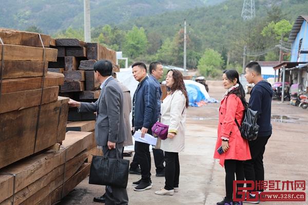 恒達(dá)木業(yè)董事長陳國良帶領(lǐng)經(jīng)銷商深入了解工廠,展品牌實力 恒達(dá)木業(yè)董事長陳國良帶領(lǐng)經(jīng)銷商深入了解工廠,展品牌實力