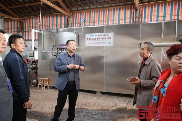 恒達(dá)木業(yè)董事長陳國良帶領(lǐng)經(jīng)銷商深入了解工廠,展品牌實力 恒達(dá)木業(yè)董事長陳國良帶領(lǐng)經(jīng)銷商深入了解工廠,展品牌實力