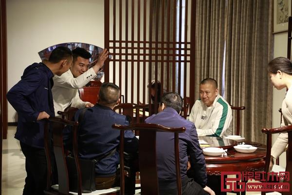 嘉賓們相聚一起,共話紅木家具新發(fā)展 嘉賓們相聚一起,共話紅木家具新發(fā)展