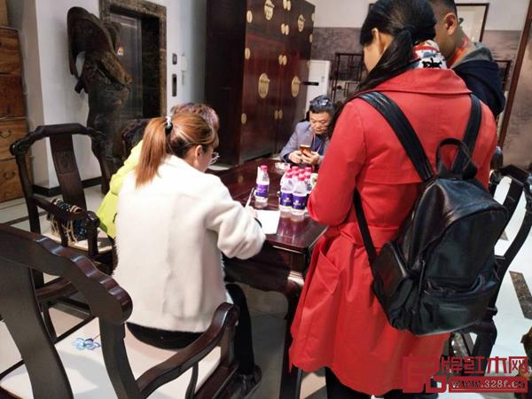 恒達(dá)木業(yè)活動現(xiàn)場簽單,一片火爆 恒達(dá)木業(yè)活動現(xiàn)場簽單,一片火爆