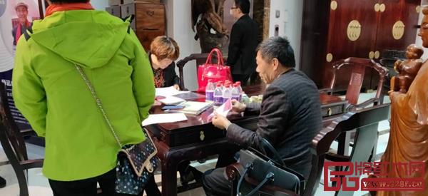 恒達(dá)木業(yè)活動現(xiàn)場簽單,一片火爆 恒達(dá)木業(yè)活動現(xiàn)場簽單,一片火爆