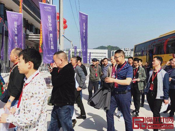 漢府家具2019全國經(jīng)銷商戰(zhàn)略峰會暨新品發(fā)布會吸引眾多經(jīng)銷商前來 漢府家具2019全國經(jīng)銷商戰(zhàn)略峰會暨新品發(fā)布會吸引眾多經(jīng)銷商前來