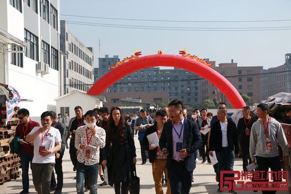 漢府家具2019全國經(jīng)銷商戰(zhàn)略峰會暨新品發(fā)布會吸引眾多經(jīng)銷商前來 漢府家具2019全國經(jīng)銷商戰(zhàn)略峰會暨新品發(fā)布會吸引眾多經(jīng)銷商前來