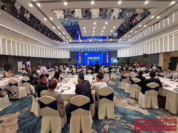 漢府家具特邀邵龍導(dǎo)師為經(jīng)銷商帶來一場主題為“專賣店贏利思維”的培訓(xùn)課 漢府家具特邀邵龍導(dǎo)師為經(jīng)銷商帶來一場主題為“專賣店贏利思維”的培訓(xùn)課