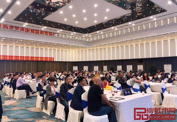 漢府家具特邀邵龍導(dǎo)師為經(jīng)銷商帶來一場主題為“專賣店贏利思維”的培訓(xùn)課 漢府家具特邀邵龍導(dǎo)師為經(jīng)銷商帶來一場主題為“專賣店贏利思維”的培訓(xùn)課