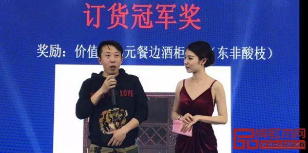 漢府家具現(xiàn)場簽單、簽約一片火爆 漢府家具現(xiàn)場簽單、簽約一片火爆