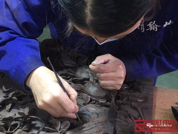 工匠以古典家具為載體，精雕細(xì)琢，奪器物造化之功 