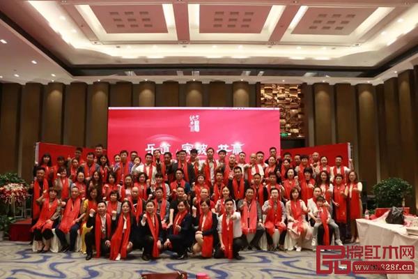 純本森活2019經(jīng)銷商贏利峰會暨五周年慶典隆重舉行，出席嘉賓合影留念