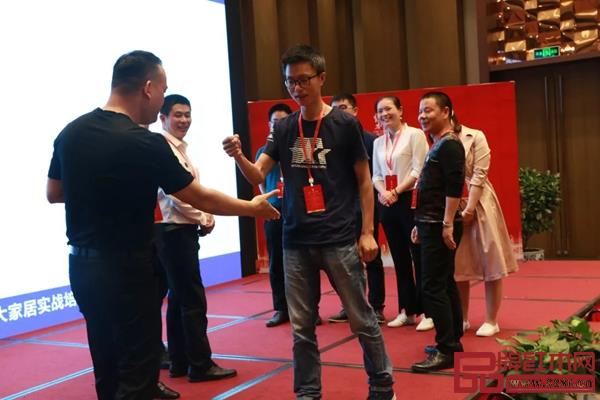 邵龍老師與純本森活經(jīng)銷商在現(xiàn)場互動