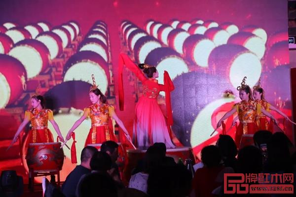 精彩表演將純本森活2019經(jīng)銷商贏利峰會暨五周年慶典答謝晚宴不斷推向高潮