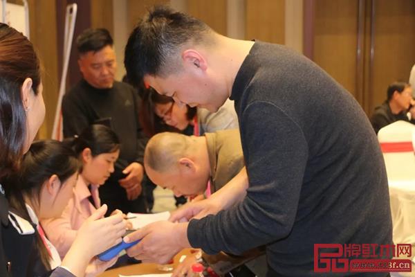 純本森活活動現(xiàn)場簽單不斷，一片火爆