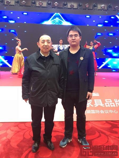 原人力資源和社會(huì)保障部副部長(zhǎng)、黨組副書(shū)記楊志明（左）與龍珍閣紅木總經(jīng)理陸勛合影留念