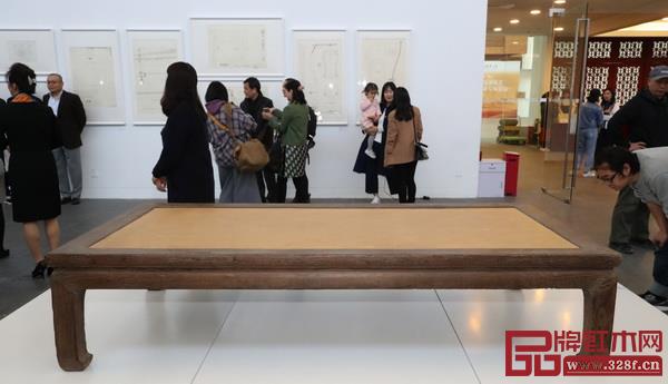 紫榆木榻 長(zhǎng)238厘米 寬120厘米 高540厘米 紫榆木榻 長(zhǎng)238厘米 寬120厘米 高540厘米