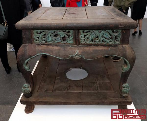 核桃木雕瑞獸紋三彎腿供桌 長(zhǎng)105厘米 寬105厘米 高87厘米 核桃木雕瑞獸紋三彎腿供桌 長(zhǎng)105厘米 寬105厘米 高87厘米