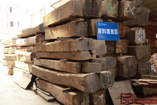 雅典紅木帶領廣大經(jīng)銷商朋友們參觀企業(yè)工廠 雅典紅木帶領廣大經(jīng)銷商朋友們參觀企業(yè)工廠