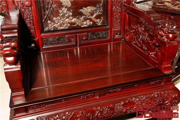 沁園居?xùn)|非酸枝《百子千孫沙發(fā)》細(xì)節(jié)圖 沁園居?xùn)|非酸枝《百子千孫沙發(fā)》細(xì)節(jié)圖