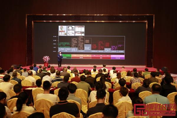 許柏鳴院長(zhǎng)講解紅木家具戰(zhàn)略革新體系的運(yùn)用 許柏鳴院長(zhǎng)講解紅木家具戰(zhàn)略革新體系的運(yùn)用