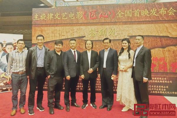 中國木雕藝術大師、大清翰林品牌創(chuàng)始人吳騰飛(右四)與電影主創(chuàng)團隊合影留念 中國木雕藝術大師、大清翰林品牌創(chuàng)始人吳騰飛(右四)與電影主創(chuàng)團隊合影留念