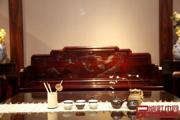 富寶軒紅木展廳，精美華貴的紅木家具與優(yōu)雅精致的擺飾相得益彰?