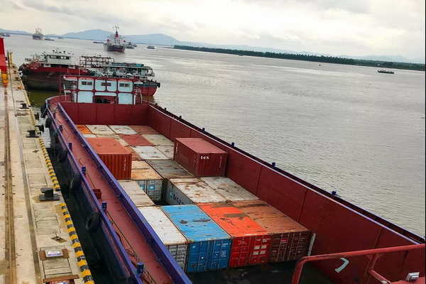 30柜非洲紅木原材抵達(dá)新會(huì)新港碼頭